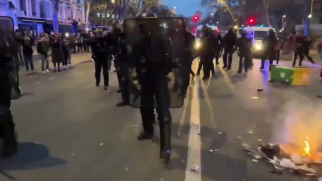 Дубинки и газ: полиция Франции разгоняет протестующих — видео
