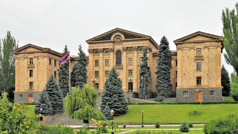 Депутаты парламента Армении сложили полномочия