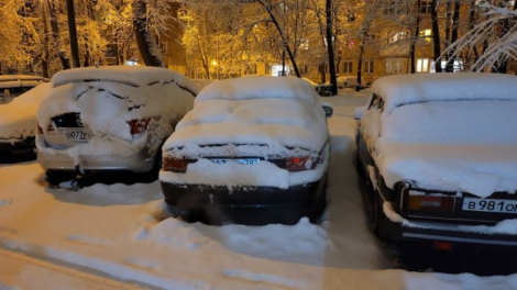 Названа цена за уборку снега и откапывание машины в Москве