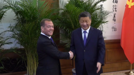 Зачем Медведев ездил к Си Цзиньпину: версии