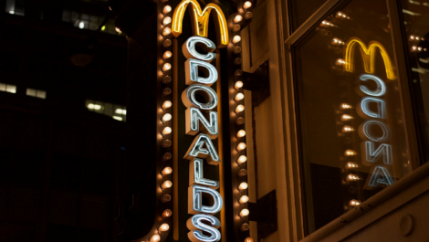 McDonald’s объяснил закрытие офисов в США
