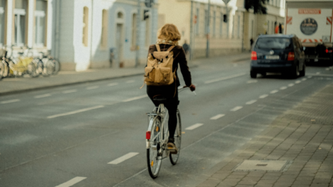 Жители двух столиц России предпочли велосипеды самокатам
