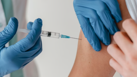 Статистика: 9 из 10 погибших от COVID-19 в Британии были вакцинированы