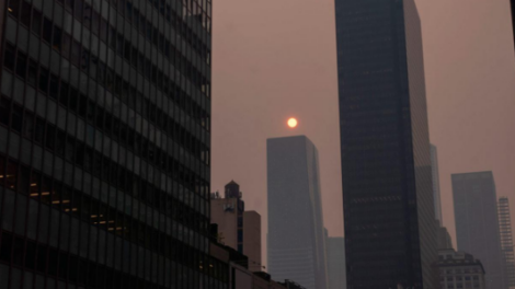 Жители Нью-Йорка переживают густой канадский смог
