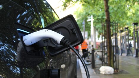 Минстрой предлагает ставить зарядки для электромобилей без согласия жильцов