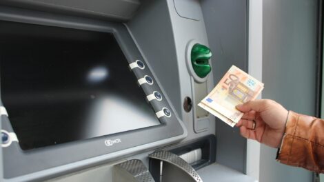 Доллары и евро перестали принимать в банкоматах