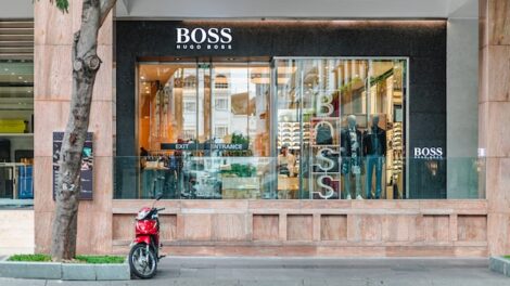 Hugo Boss продаёт свой розничный бизнес и фокусируется на оптовой торговле