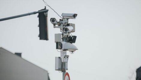 Суд запретил продажу скрывающих номера автомобилей от камер устройств