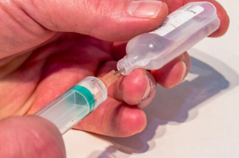 Россия первая в мире начала применять вакцину против меланомы