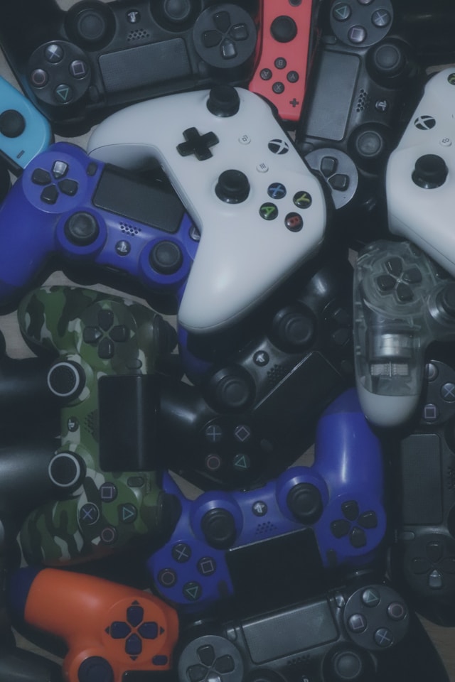 «Game Over» для реальности: почему взрослые мужчины и женщины массово уходят в онлайн-миры