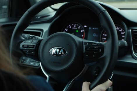 Kia массово отзывает машины в России
