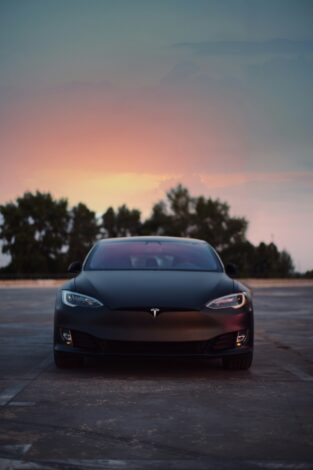 Компания Tesla попала под следствие после того, как автомобили с функцией автономного вождения проехали на красный свет и выехали на встречную полосу